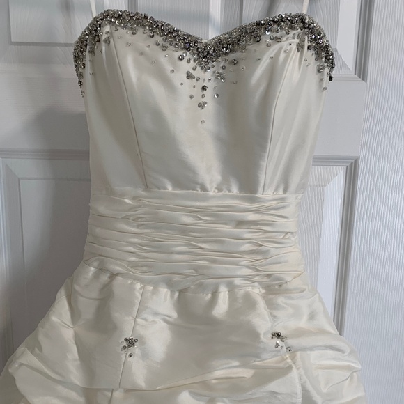 Wedding Dress with veil - Picture 1 of 4